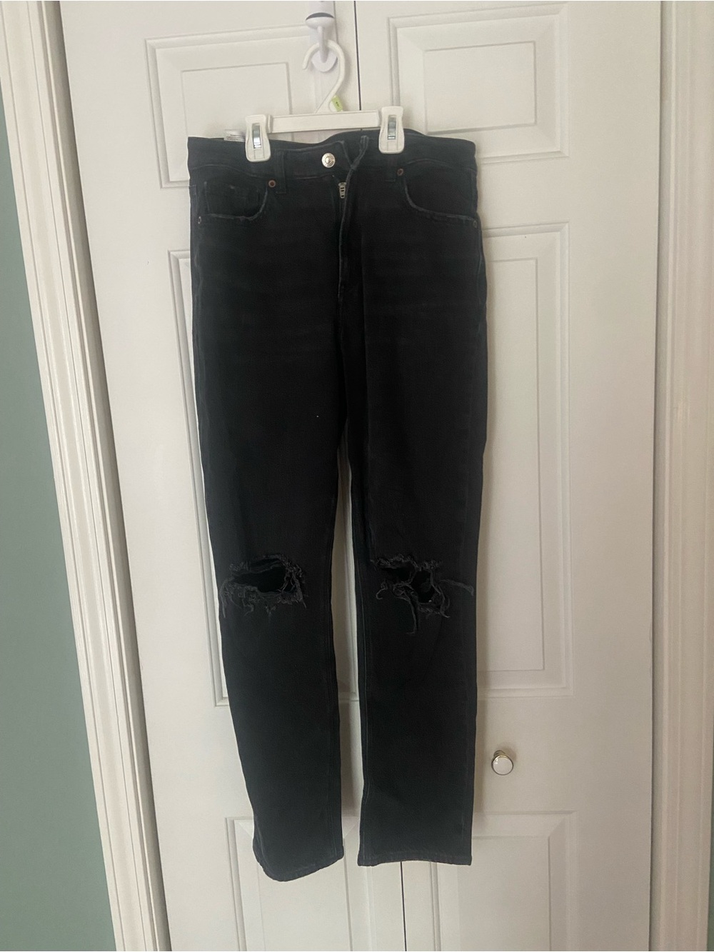 black american eagle size 8 ripped mom jeans